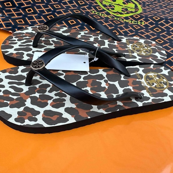 NWT Tory Burch Thin Flip Flop Sandals Animal Leopard PVC/EVA Gold Logo Sz 6 - Picture 2 of 5
